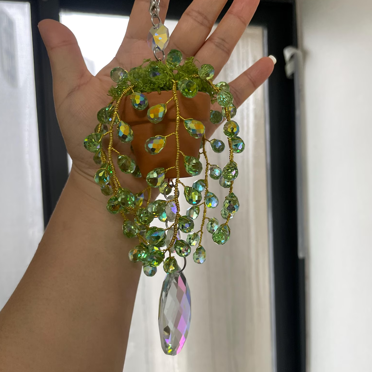 Decor suspendat manual cu cristal, model plantă în ghiveci teracotă