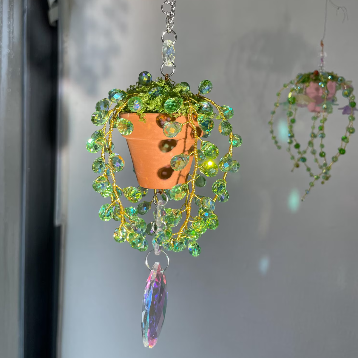 Decor suspendat manual cu cristal, model plantă în ghiveci teracotă